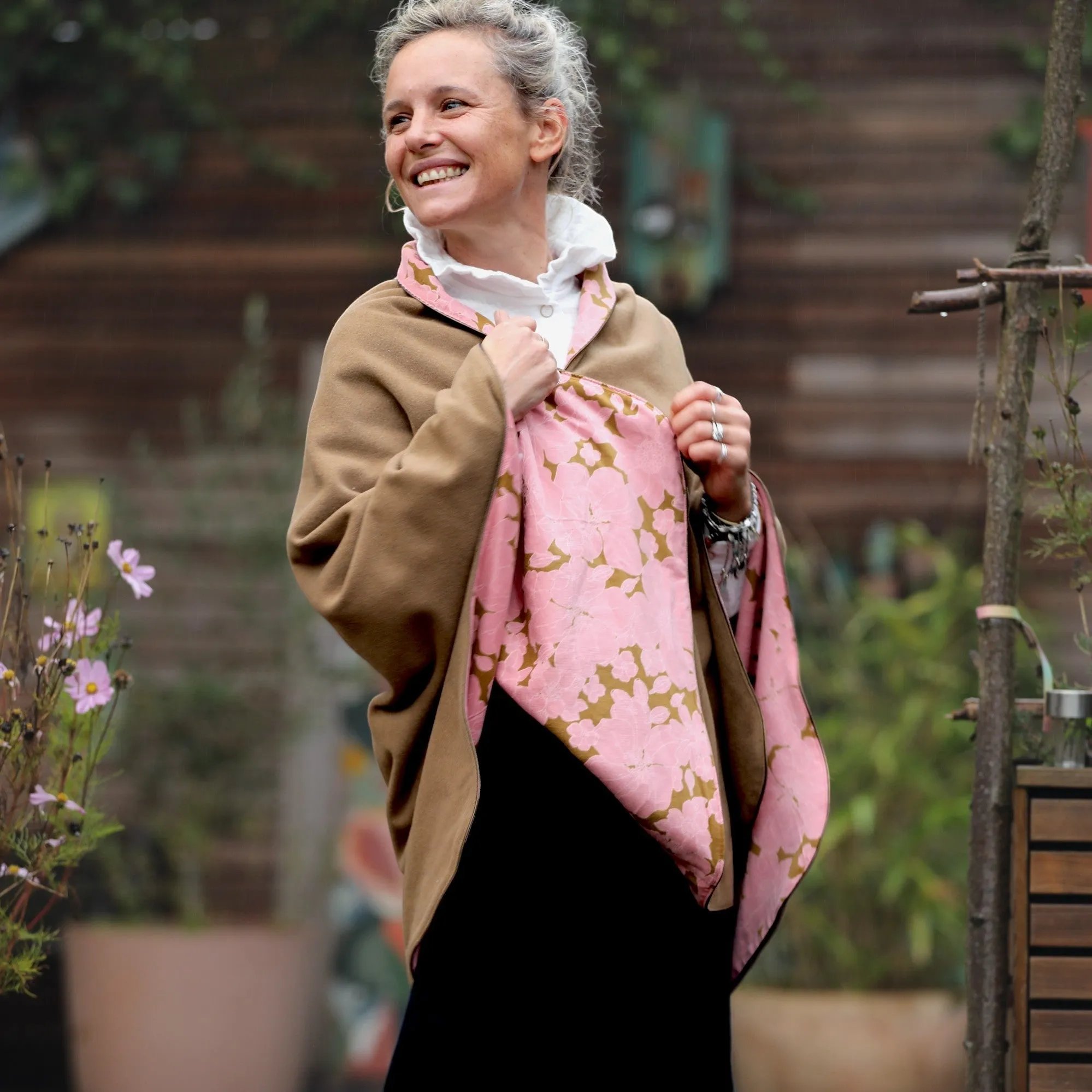 Cape midi Eugénie - lainage camel/velours fleuri rose