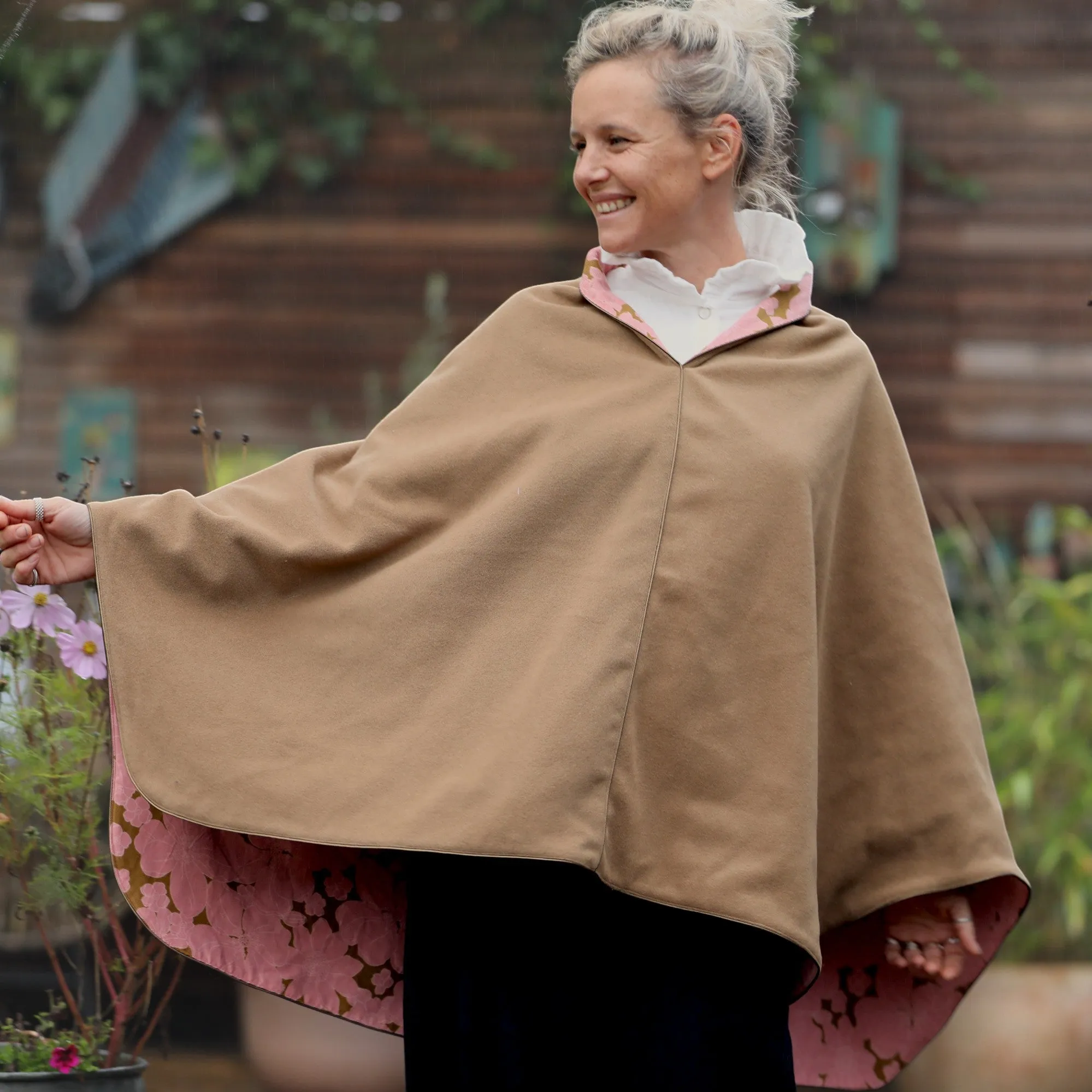 Cape midi Eugénie - lainage camel/velours fleuri rose