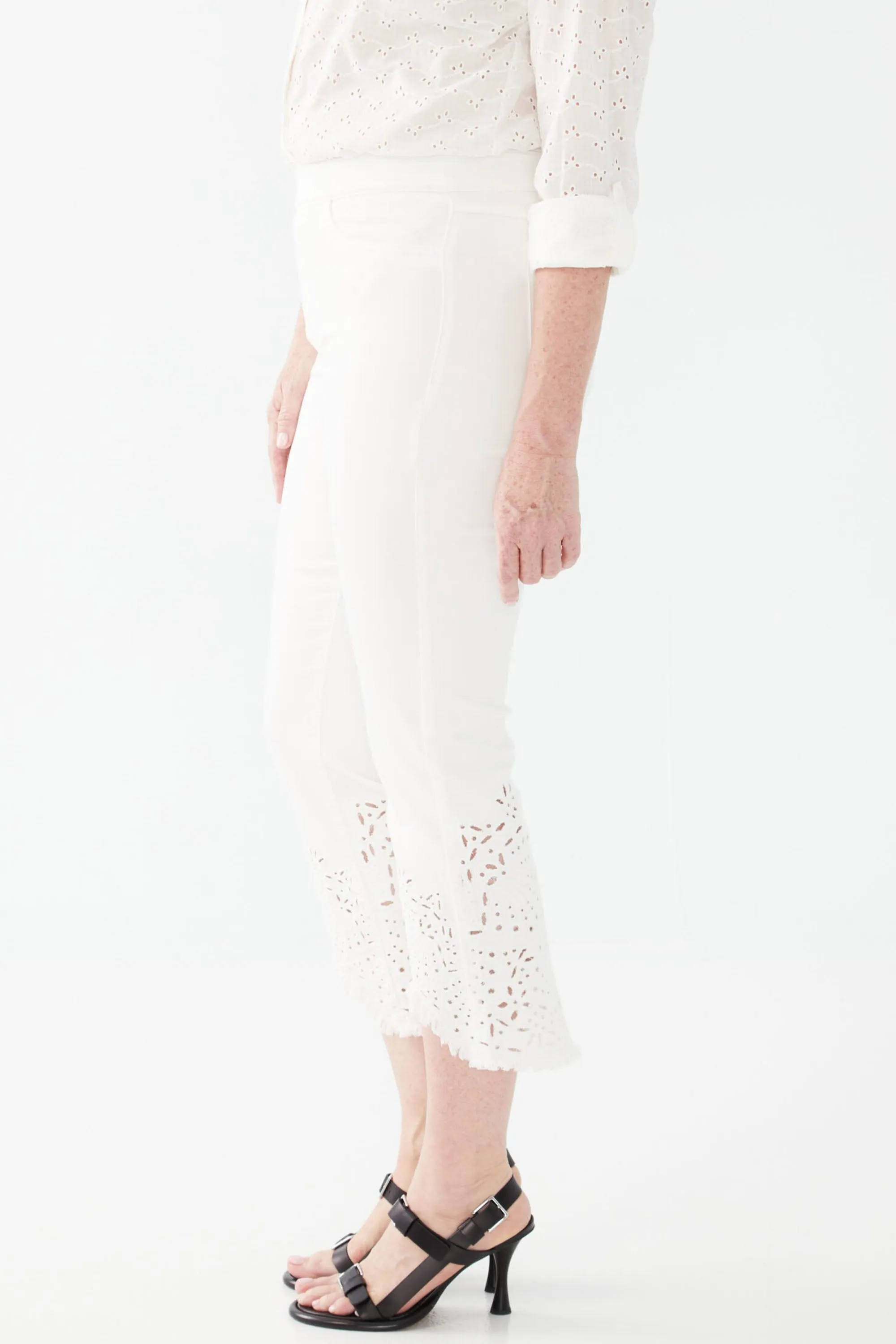 EMBROIDERED FRAY CROP PANT