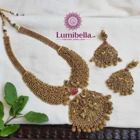 Long Neckpiece With Golden Pearls