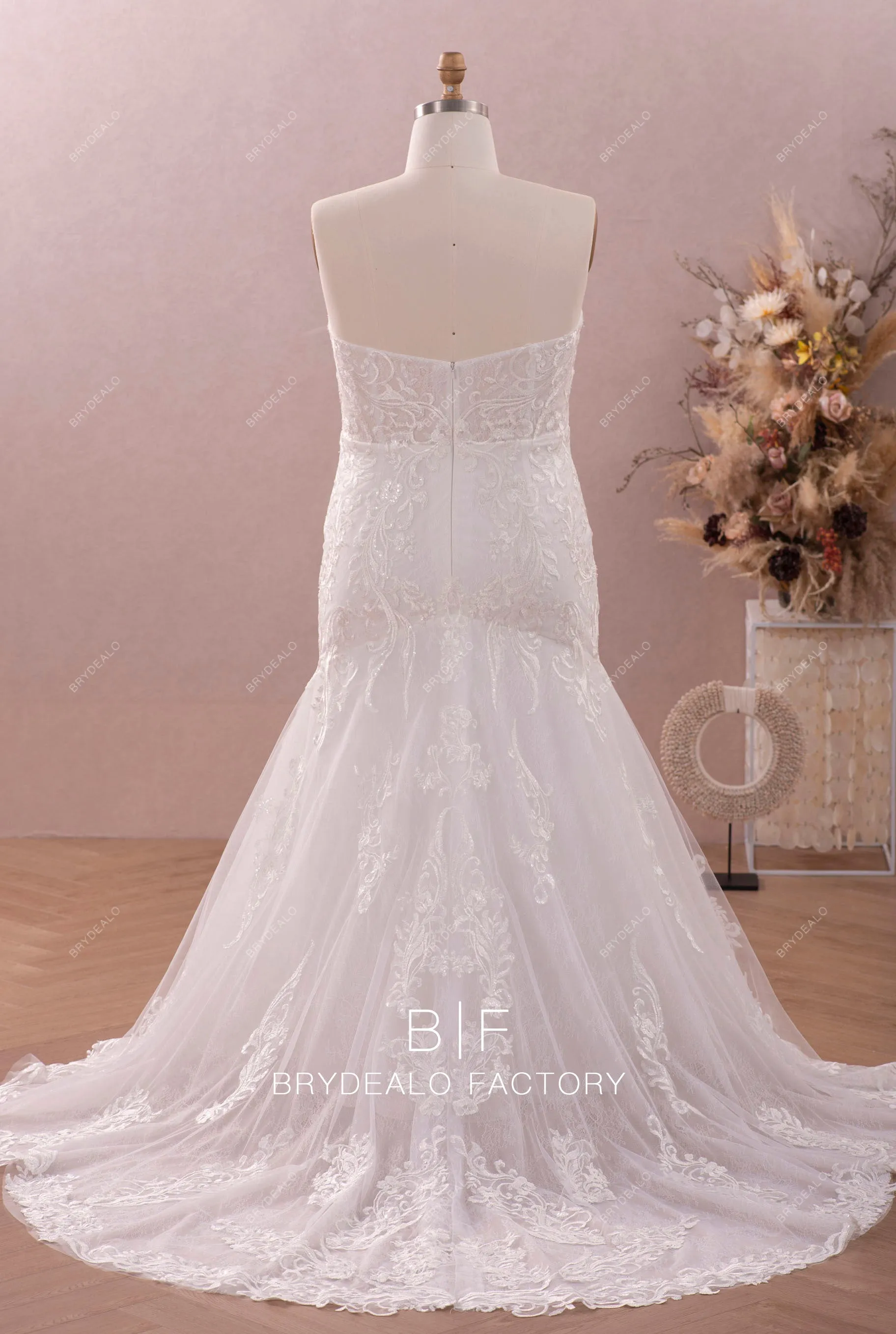 Plus Size Wild Lace Sweetheart Modern Trumpet Watteau Train Wedding Dress